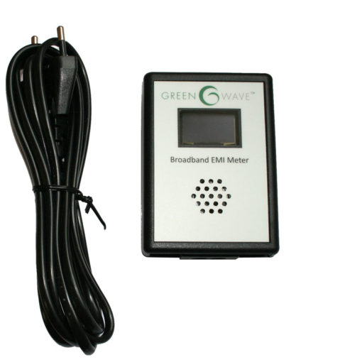 Branché sur une prise électrique, cet appareil mesure l’électricité sale et permet également de mettre en évidence la présence de CPL Linky sur l’installation électrique.