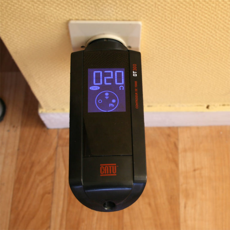 Appareil de mesure de prise de terre CATU DT300 — free download