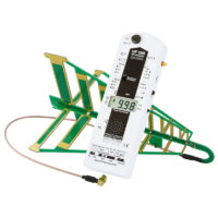 Le HF59B est un appareil professionnel de mesure de rayonnements électromagnétiques Hautes Fréquences fourni avec avec Antenne Directionnel (800 MHz à 2,7 GHz Tolérance 3,3 GHz). Il permet d'effectuer précise (au 0.01 µW/m²) la mesure : - des valeurs crêtes (Peak) - des Valeurs crêtes mémorisées (Peak Hold) - des valeurs moyennes (RMS) En option, il est possible d'y connecter l'antenne quasi- isotropique (3D) afin de mesurer de 27 MHz à 2,7 GHz (Tolérance 3,3 GHz)
