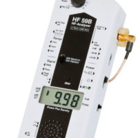 Le HF59B est un appareil professionnel de mesure de rayonnements électromagnétiques Hautes Fréquences fourni avec avec Antenne Directionnel (800 MHz à 2,7 GHz Tolérance 3,3 GHz). Il permet d'effectuer précise (au 0.01 µW/m²) la mesure : - des valeurs crêtes (Peak) - des Valeurs crêtes mémorisées (Peak Hold) - des valeurs moyennes (RMS) En option, il est possible d'y connecter l'antenne quasi- isotropique (3D) afin de mesurer de 27 MHz à 2,7 GHz (Tolérance 3,3 GHz)