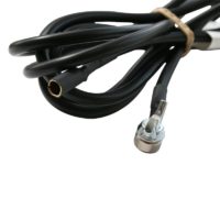 Vos lampes et autres objets métalliques non reliés à la terre sont de grosses sources de champs électriques. Ce cordon aimanté est la solution simple et efficace afin de raccorder ces objets à la terr