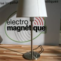 Vos lampes et autres objets métalliques non reliés à la terre sont de grosses sources de champs électriques. Ce cordon aimanté est la solution simple et efficace afin de raccorder ces objets à la terr