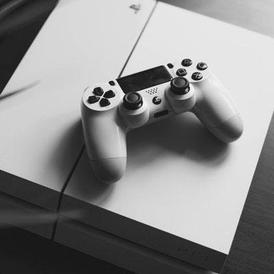 Les consoles de jeux Sony Playstation, Nintendo Wii, Switch, Microsfot Xbox et autres sont toutes équipées du WIFI et émettent toutes des ondes avec des niveaux souvent très importants et à proximité du corps d'enfants.