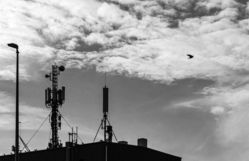 Antennes relais de téléphonie mobile 3G sources d'ondes électromagnétiques et d'électromagnétisme.