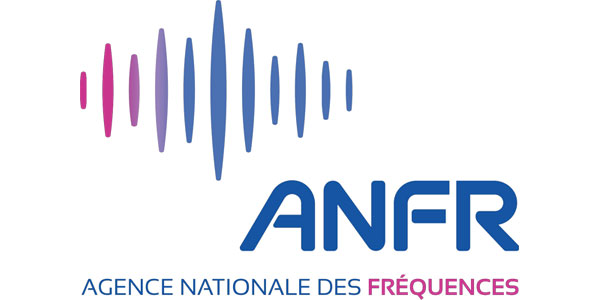 Logo, de l'ANFR, Abréviation pour Agence Nationale des Fréquences Radioélectriques. Les fréquences radioélectriques appartiennent au domaine public de l'état. Celui-ci a confié à l'Agence Nationale des Fréquences des missions de planification, de gestion de l'implantation des émetteurs, de contrôle et enfin de délivrance de certaines autorisations et certificats radio.