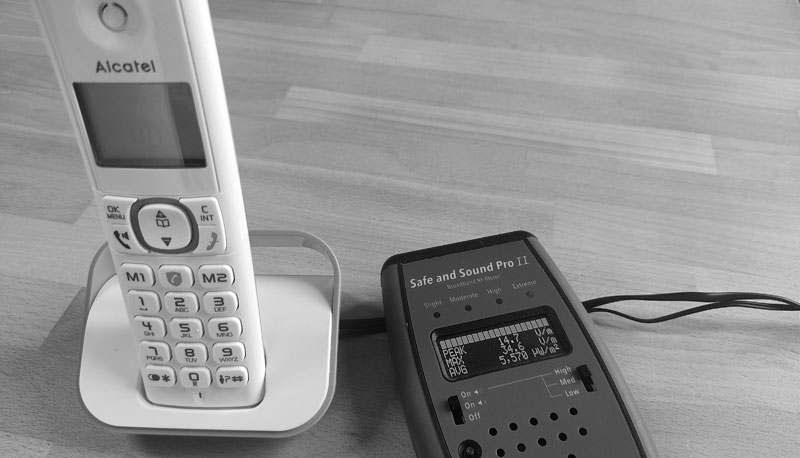 Le DECT, abréviation anglais pour Digital Enhanced Cordless telecommunications signifiant littéralement “téléphone sans-fil numérique amélioré” est une norme de télécommunication sans fil conçue pour les téléphones sans fil domestiques et les systèmes de communication sans fil pour bureaux. Il est également un source très importantes d'ondes électromagnétiques.
