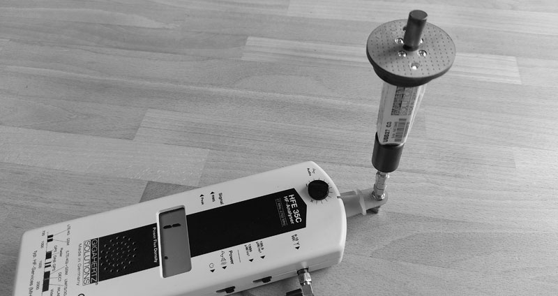 Une sonde isotrope, également appelée sonde isotrope de champ électromagnétique, est un appareil de mesure utilisé pour évaluer l'intensité des champs électromagnétiques dans différentes directions de l'espace.