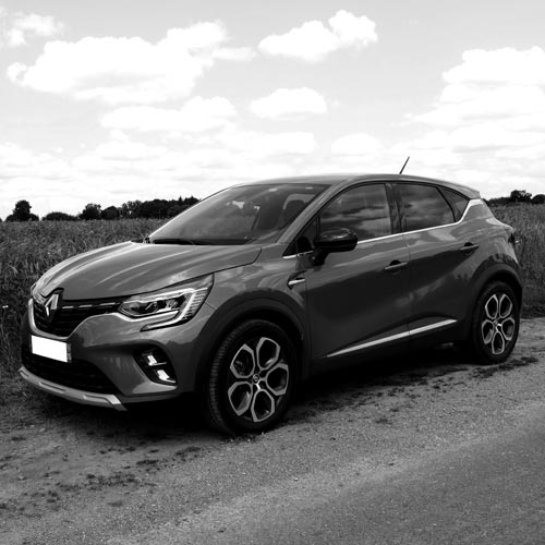 Vue latérale d’un Renault Captur hybride lors d’un test d’ondes électromagnétiques