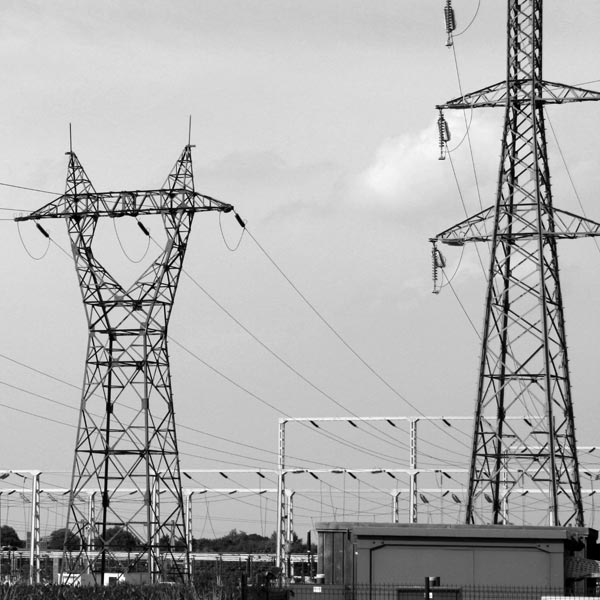 les champs électromagnétiques basses fréquences émis par les réseaux électriques domestiques, les appareils électroménager non blindé, les lignes électyriques hautes tensions et très haute tension, les transformateurs électriques