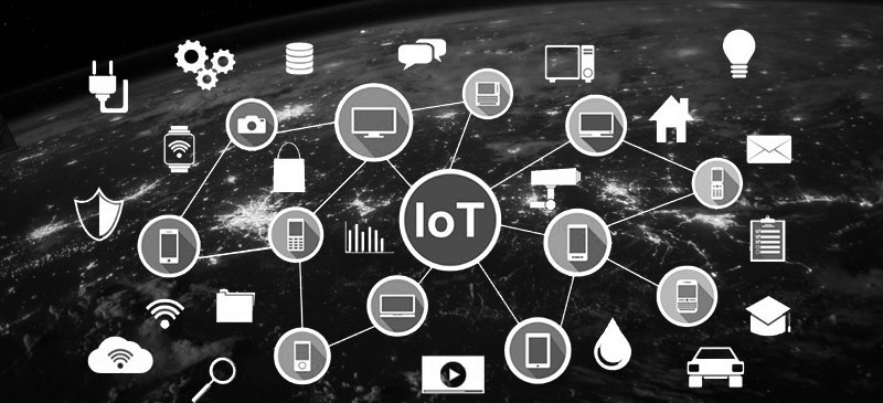 IoT, internet of things ou internet de l'objet de l'objet en Français. L'Internet des Objets (IoT) est un réseau où des objets physiques, équipés de capteurs et de dispositifs de communication, interagissent grâce aux ondes électromagnétiques via Internet. Cette connectivité permet le partage d'informations en temps réel, facilitant la surveillance, le contrôle à distance et l'automatisation dans des domaines tels que la santé, la logistique et l'environnement.