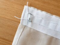 Crochet métallique de fixation sur la ruflette d’un voilage anti-ondes