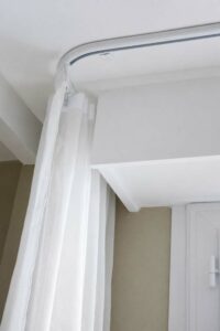 Rail cintrable posé au plafond pour voilage anti-ondes électromagnétiques sur mesure