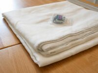 Rideau voilage anti-ondes plié avec sachet de crochets de fixation