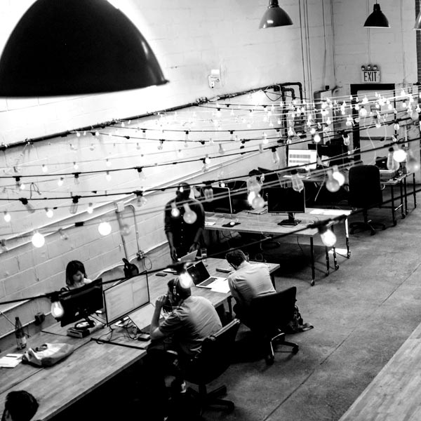 Poste de travail aménagé pour un salarié sensible aux ondes électromagnétiques, améliorant son confort et sa productivité.