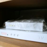 Box Livebox dans une housse anti-ondes PRESERVABOX pour réduire les émissions Wi-Fi, Bluetooth, DECT et les champs électriques