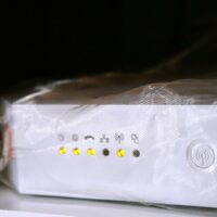 Détail d’une box protégée par la PRESERVABOX contre Wi-Fi, Bluetooth, DECT, Femtocell et champs électriques