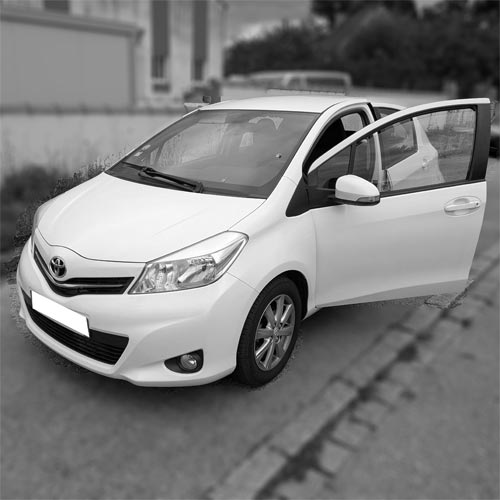 Vue latérale d’une TOYOTA YARIS thermique lors d’un test d’ondes électromagnétiques