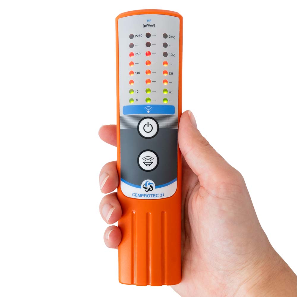 Utilisation du détecteur CEMPROTEC31 pour mesurer les ondes HF CEMPROTEC31 utilisé en main pour détecter les ondes hautes fréquences