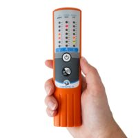 Détecteur d’ondes CEMPROTEC33 tenu en main pour mesurer les ondes électromagnétiques HF/BF