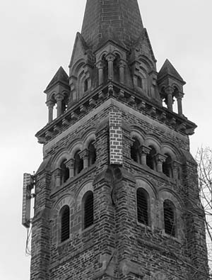 Antennes relais install&eacute;es sur un clocher d&rsquo;&eacute;glise
