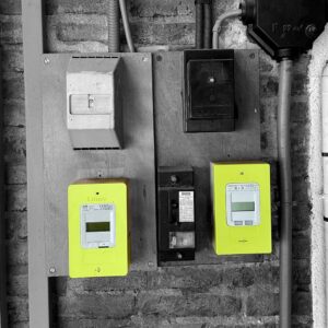 Deux compteurs Linky install&eacute;s sur un tableau &eacute;lectrique pour illustrer un article sur les ondes &eacute;lectromagn&eacute;tiques et les mesures terrain