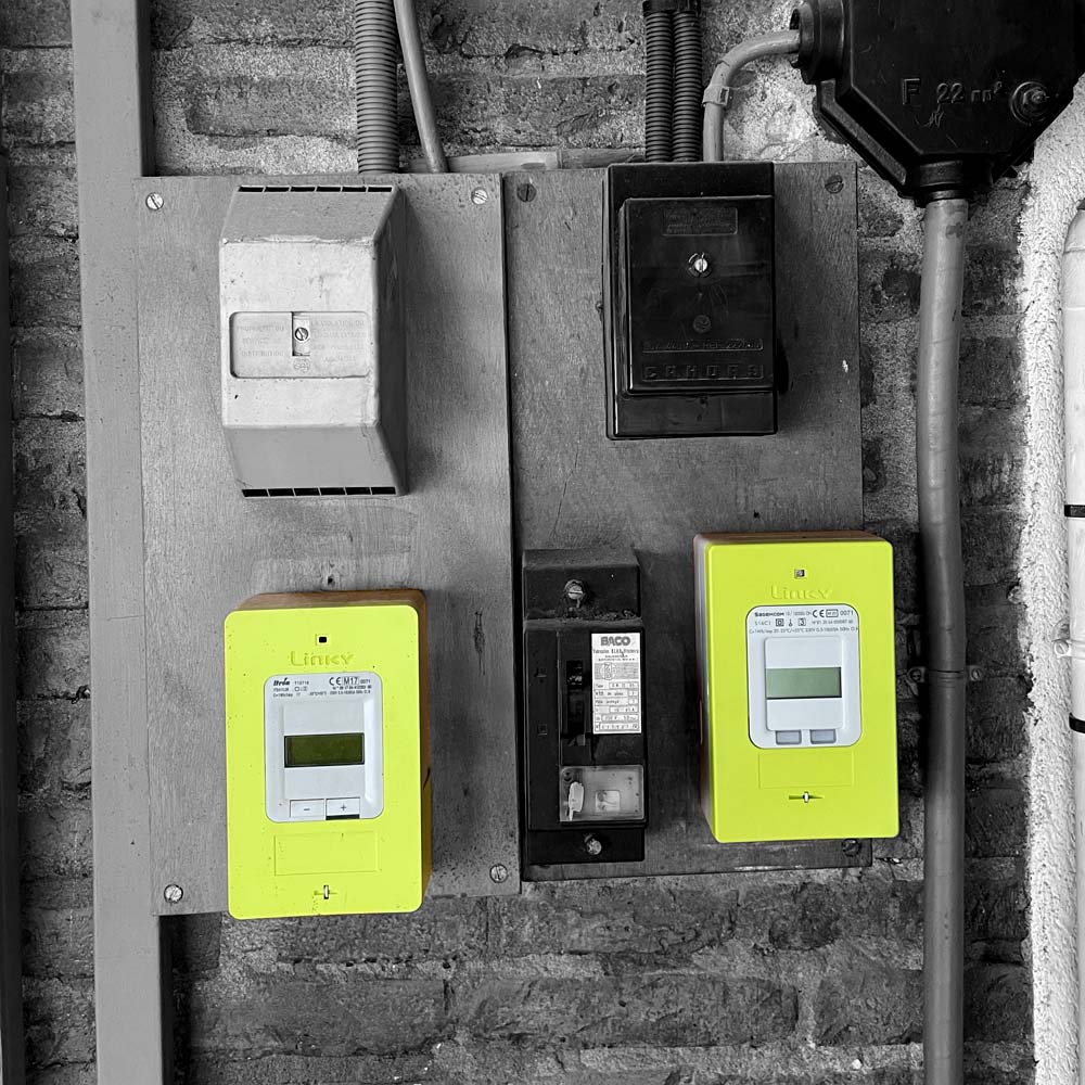 Deux compteurs Linky installés sur un tableau électrique pour illustrer un article sur les ondes électromagnétiques et les mesures terrain