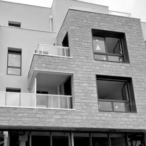 Diagnostic des ondes &eacute;lectromagn&eacute;tiques dans un appartement neuf avec appareil de mesure