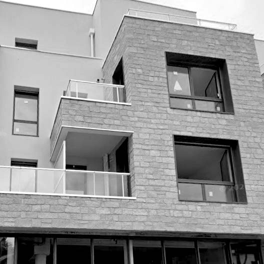 Diagnostic des ondes électromagnétiques dans un appartement neuf avec appareil de mesure