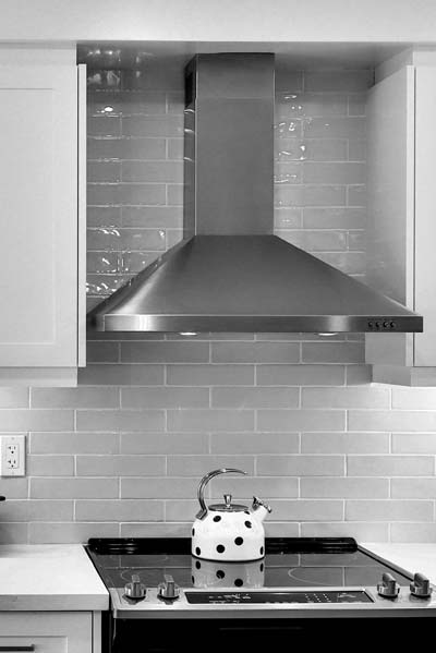 Hotte de cuisine g&eacute;n&eacute;rant un champ &eacute;lectrique dans un logement