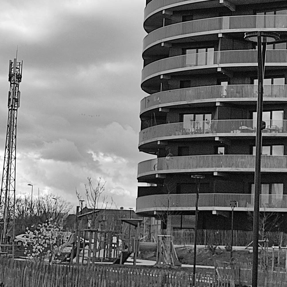 Mesure des ondes électromagnétiques dans un appartement avec appareil de détection