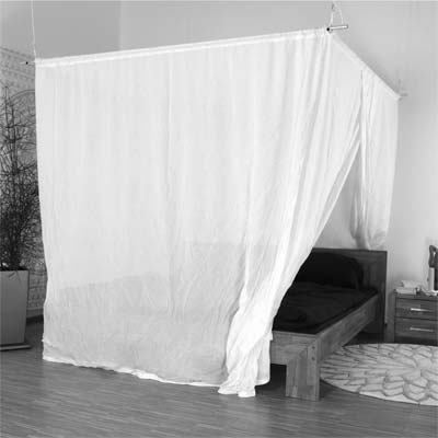 Baldaquin anti-ondes installé autour d’un lit pour créer une zone de sommeil protégée des ondes électromagnétiques.