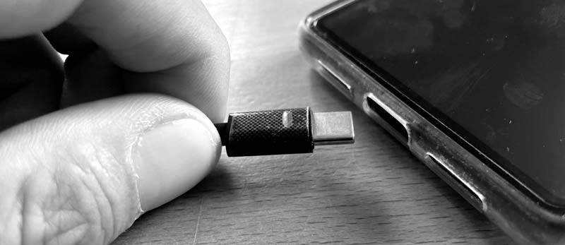 Branchement du connecteur USB-C d&rsquo;un casque filaire Air Tube sur un smartphone